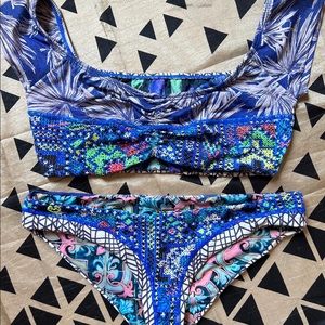 Maaji reversible bikini, top Lg, bottoms med but fit smaller. Beautiful set!